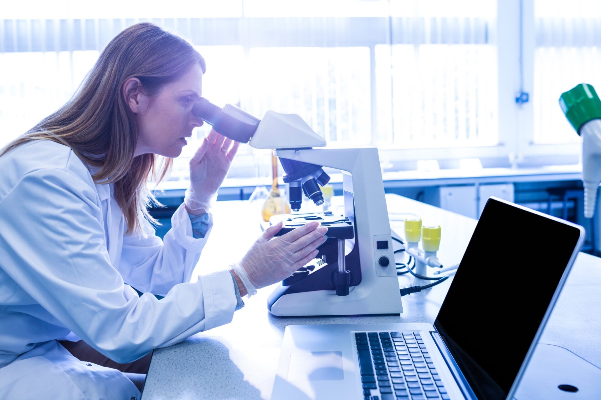 Ricercatrice al microscopio nel laboratorio R&D Drorys
