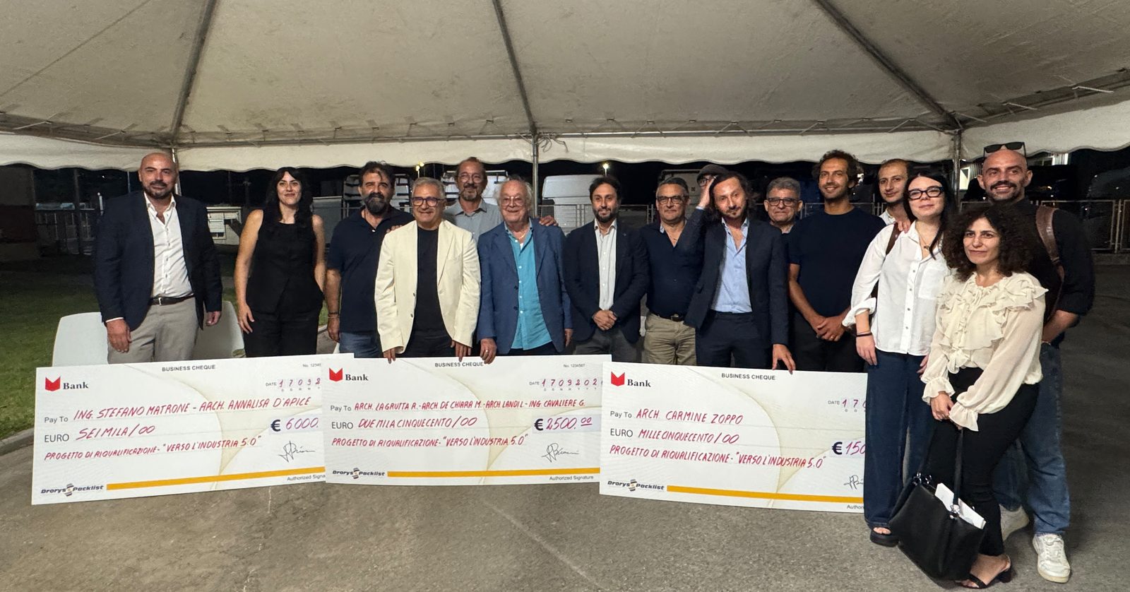 I vincitori del Concorso di Idee Verso l'Industria 5.0 con gli assegni del premio, insieme ai rappresentanti di Drorys Packlist